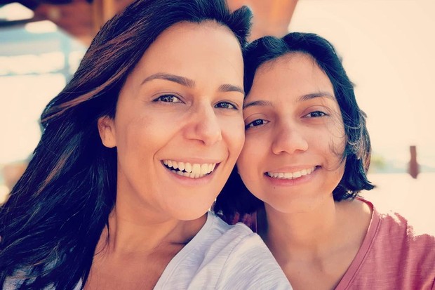 A jornalista Adriana Araújo e a filha, Giovanna (Foto: Reprodução/Instagram)