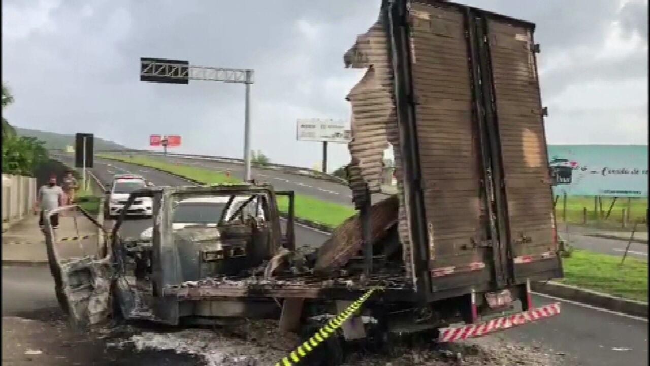 VÍDEO CRICIÚMA: veja imagens de caminhão incendiado em assalto a banco