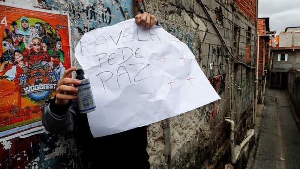 Morador se manifesta contra ação da polícia que deixou 9 jovens mortos em 2019: 'Não se trata ninguém daquele jeito', diz Gilberto (Foto: SEBASTIAO MOREIRA/EPA via BBC)