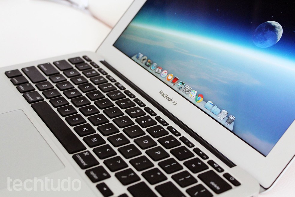 MacBook Air aberto (Foto: Anna Kellen Bull/TechTudo)