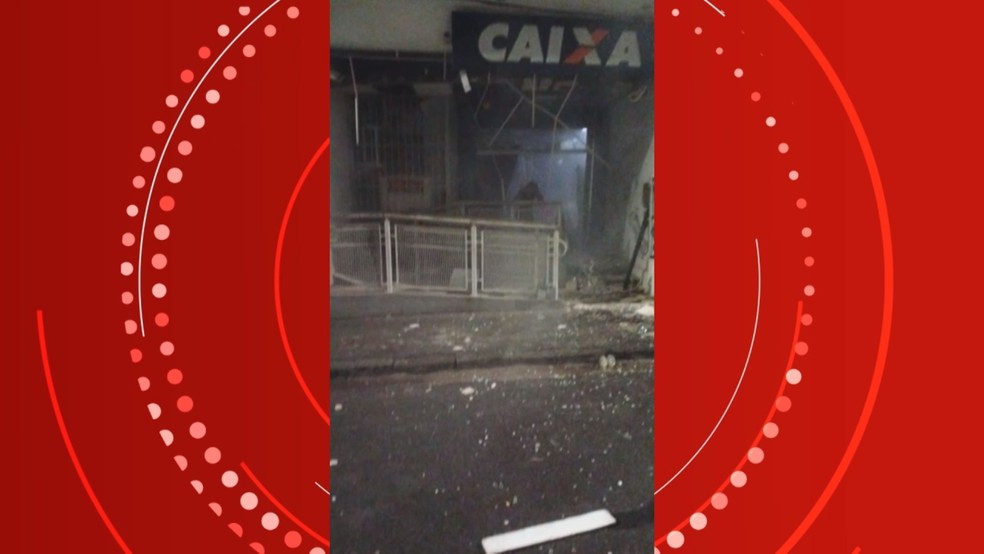 Agência bancária é explodida por assaltantes no recôncavo da Bahia — Foto: Redes sociais 