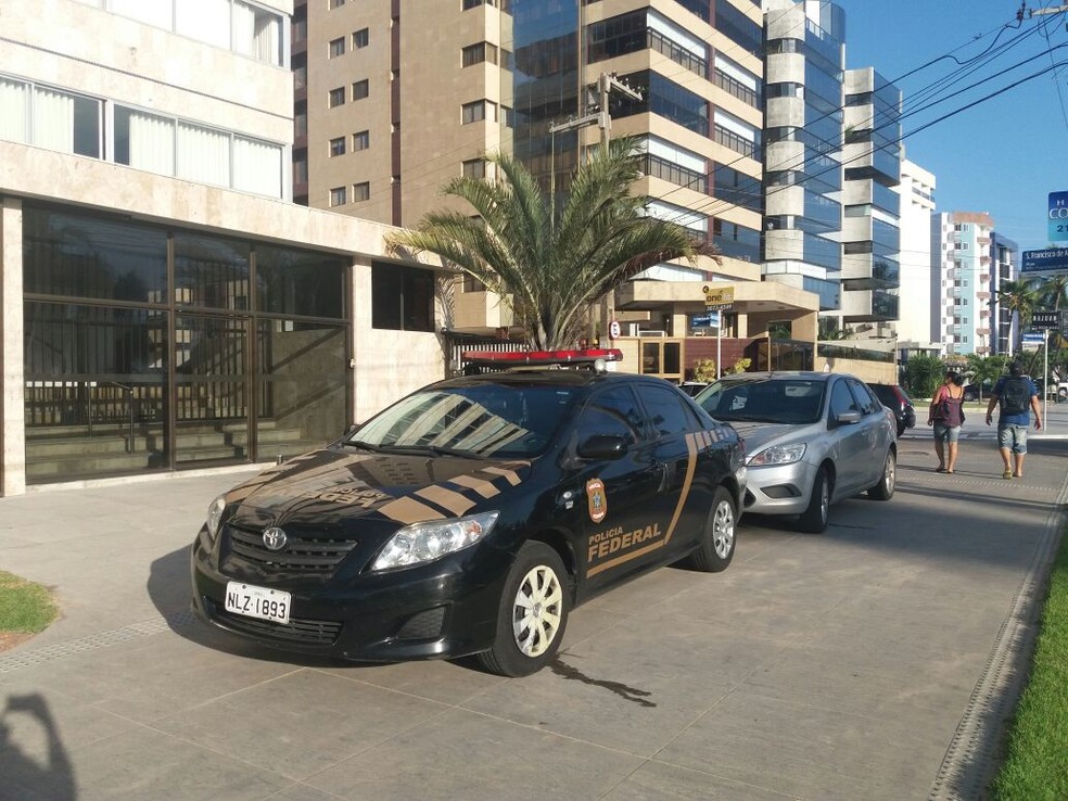 Pol&iacute;cia cumpre mandados em Macei&oacute; (Foto: Heliana Gon&ccedil;alves/TV Gazeta)