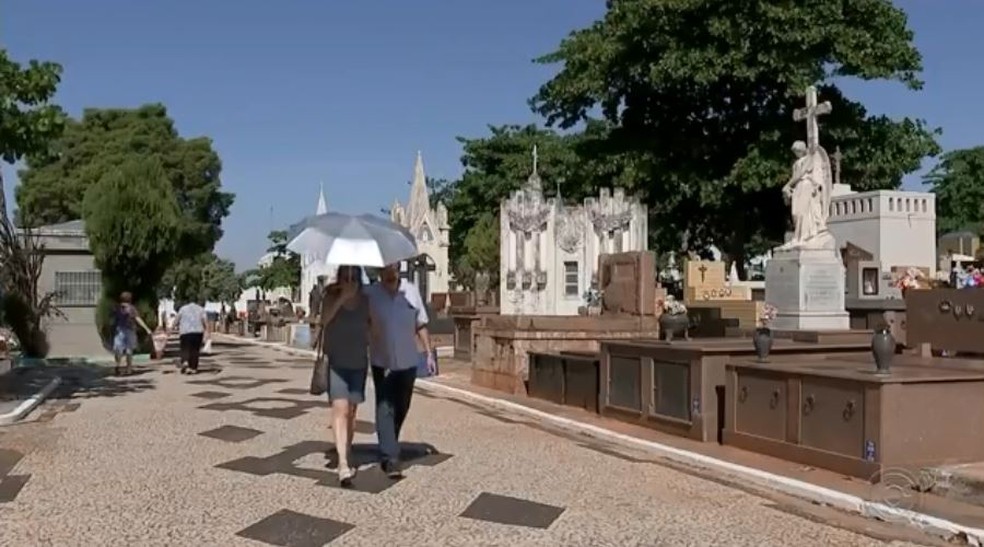 Casal foi enterrado no Cemitério da Saudade em Bauru — Foto: TV TEM/Reprodução/ Arquivo 