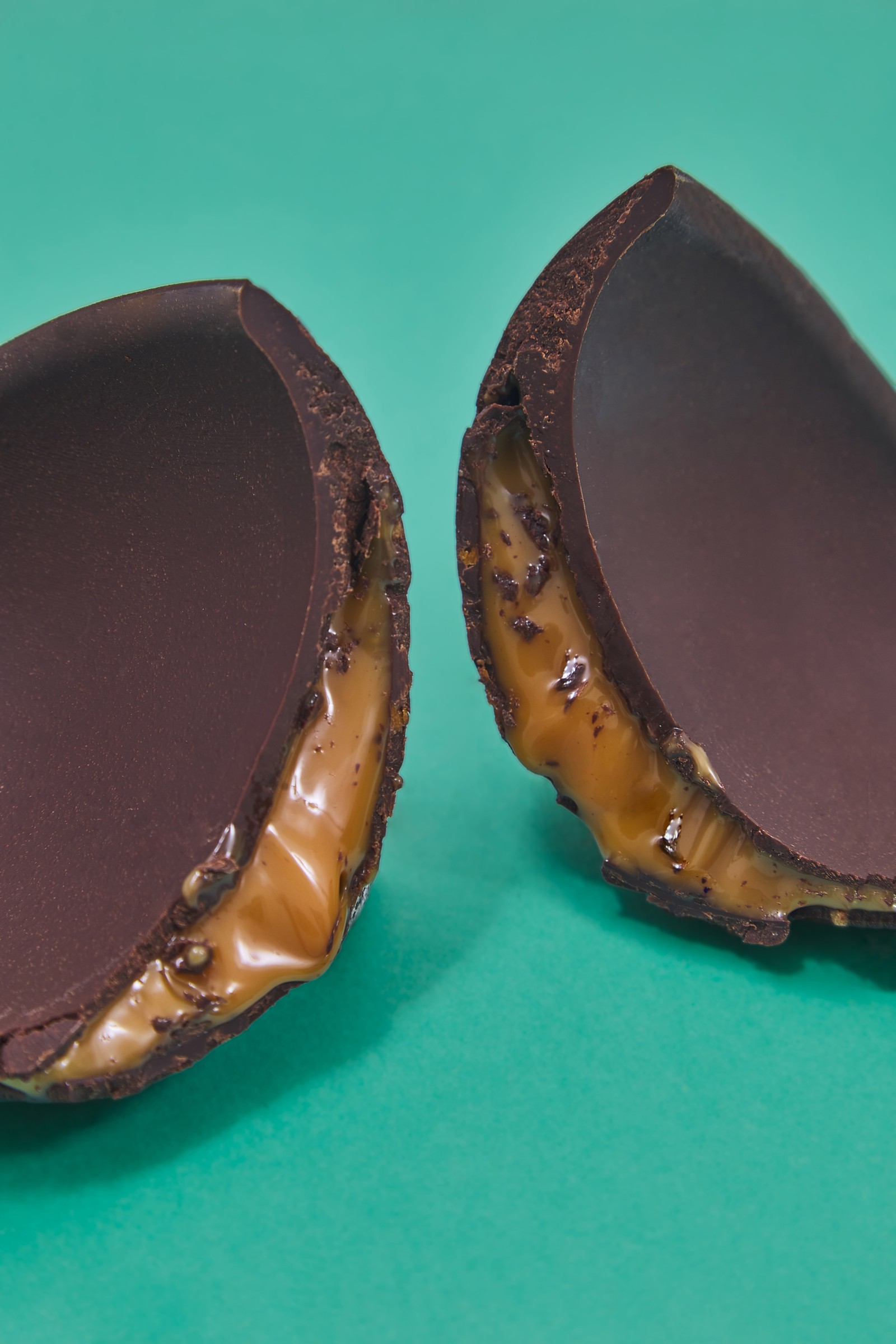 O Hortifruti Natural da Terra (hortifruti.com.br) aposta na linha própria, que inclui o ovo de chocolate meio amargo com recheio de caramelo (400g, R$ 59,90) — Foto: Divulgação