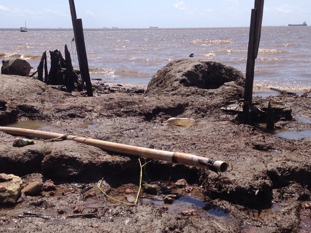 Cano usado para ligação clandestina às margens do Rio Amazonas, em Macapá (Foto: John Pacheco/G1)