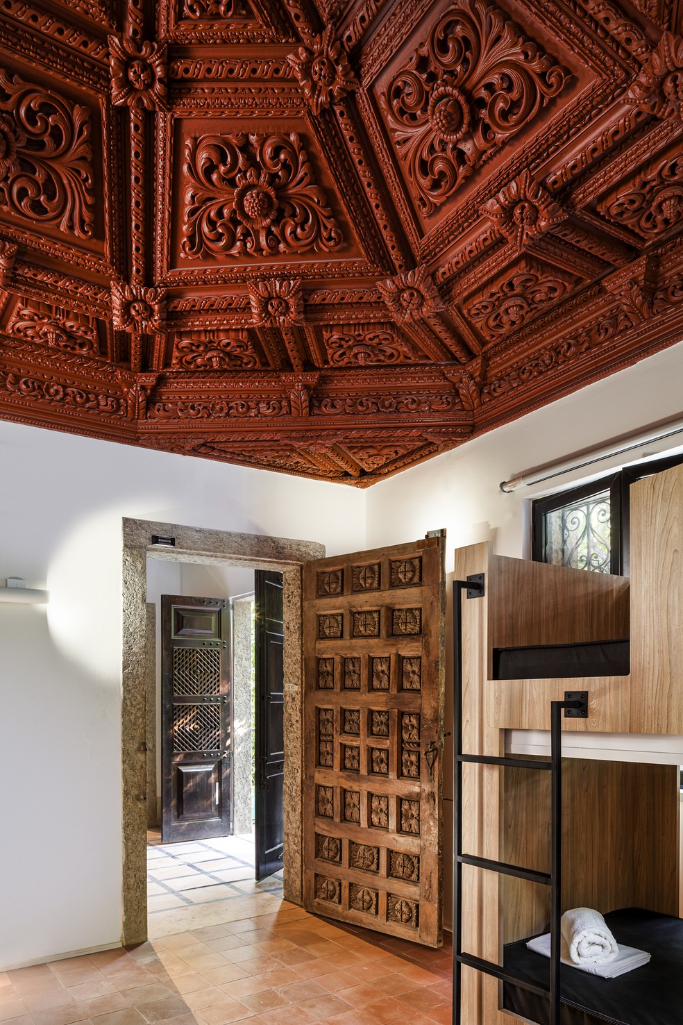 Teto de porta de madeira original da construção neoclássica — Foto: Dhani Borges