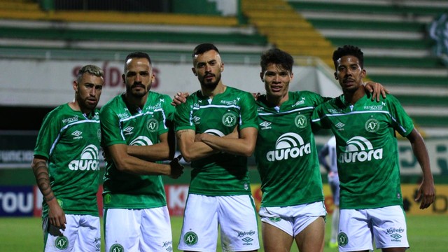 Chapecoense vence o Operário-PR pela Série B e segue na liderança da competição