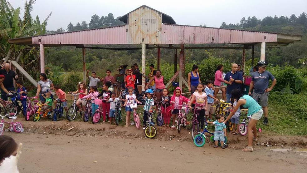 Crianças do bairro Recreio da Borda do Campo, em Santo André, recebem bicicletas reformadas (Foto: ONG Doando Carinho)