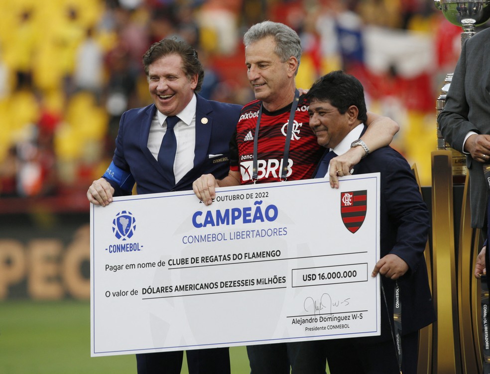 Ladim, presidente do Flamengo, recebe premiação pelo título da Libertadores — Foto: REUTERS/Santiago Arcos