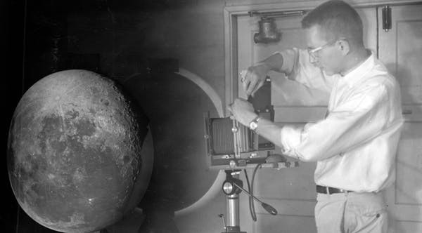 Estudante do Laboratório Planetário e Luna,r William Hartmann, tira uma das imagens para o Atlas Lunar Retificado, que usou uma imagem projetada em um globo branco para remover a distorção da Lua (Foto: LPL/University of Arizona)