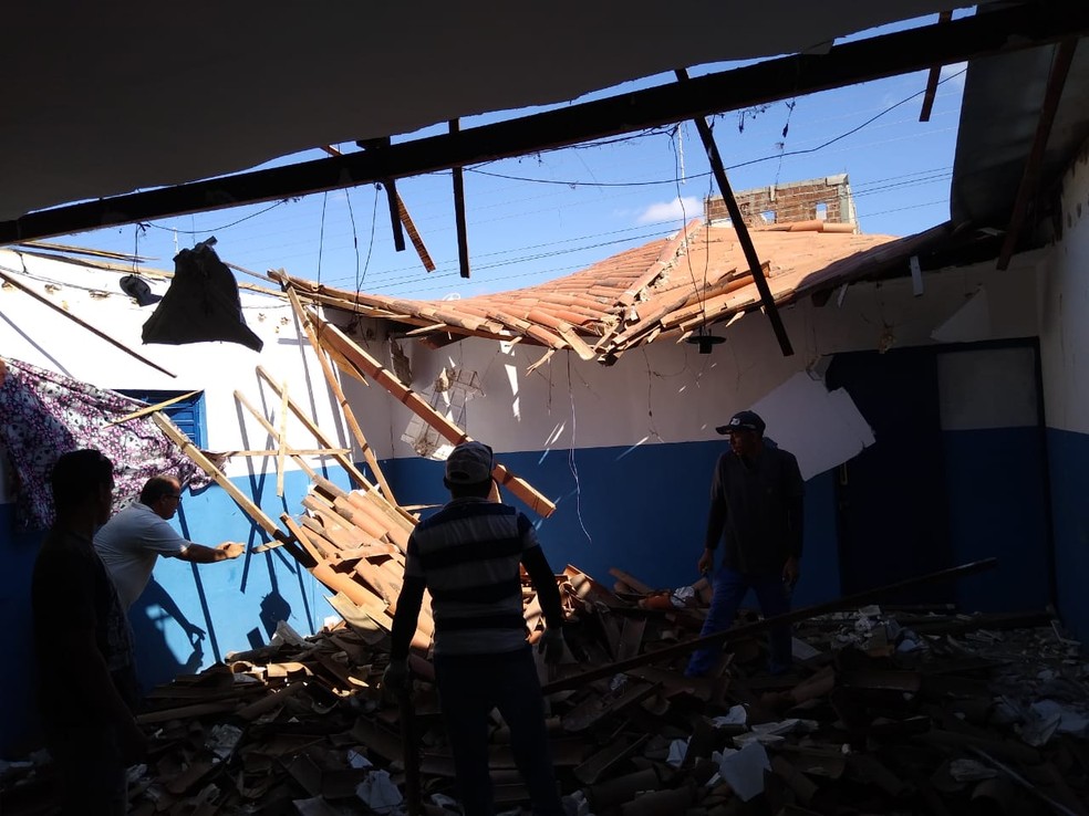 Teto de escola municipal em Patos desabou durante à noite, mas ninguém ficou ferido — Foto: Ascom Prefeitura de Patos/Divulgação