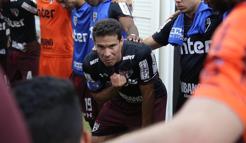 Hernanes, do São Paulo, comanda preleção no vestiário (Foto: Rubens Chiri / saopaulofc.net)