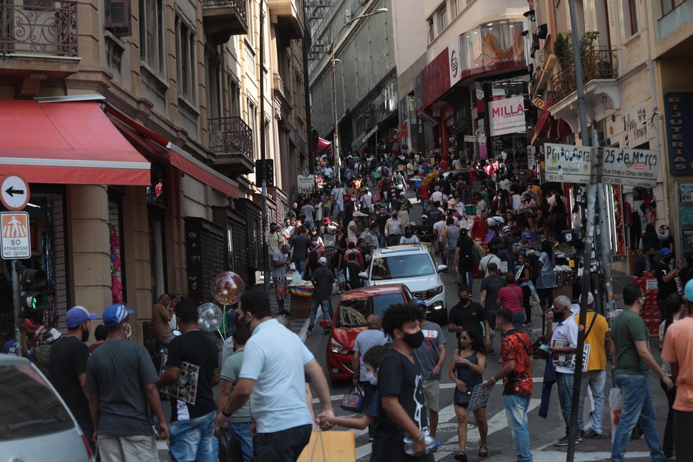 Movimentação de consumidores na Rua 25 de Março em São Paulo (SP), neste sábado (24).   — Foto: RENATO S. CERQUEIRA/FUTURA PRESS/ESTADÃO CONTEÚDO