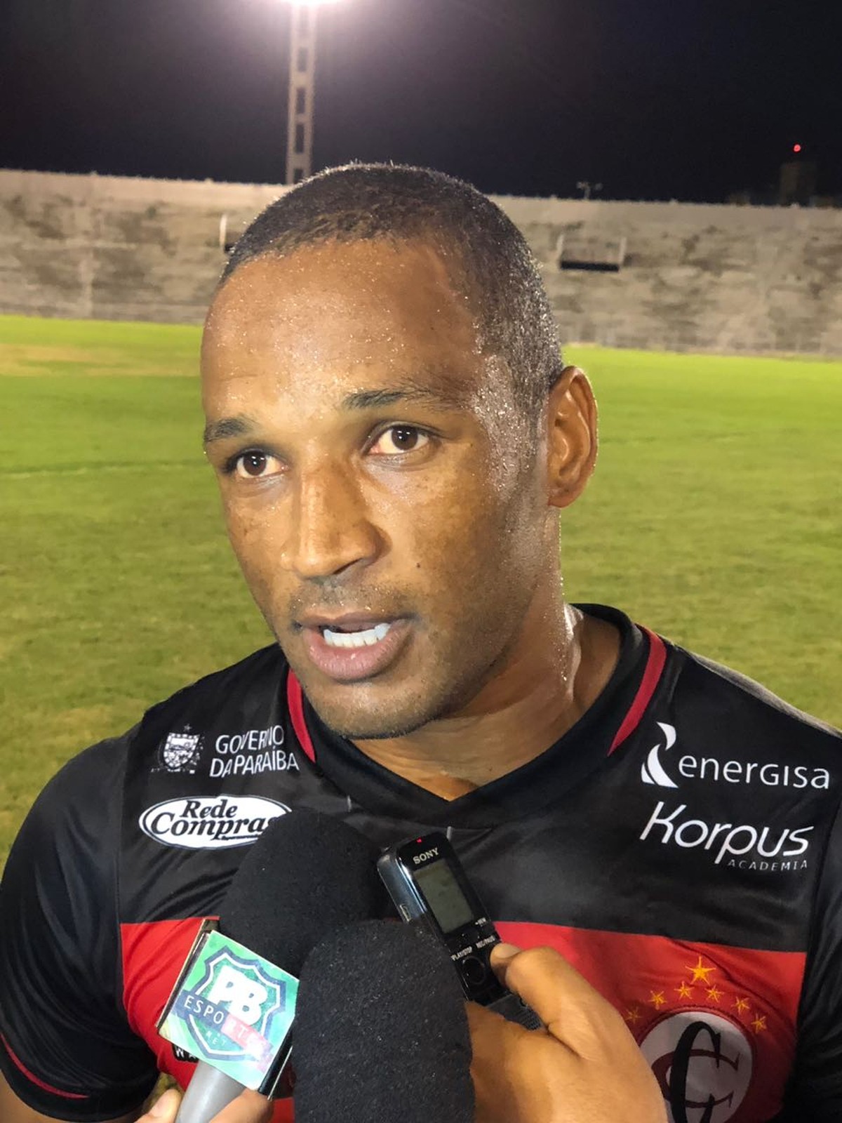 Rodrigo Silva festeja volta aos gramados