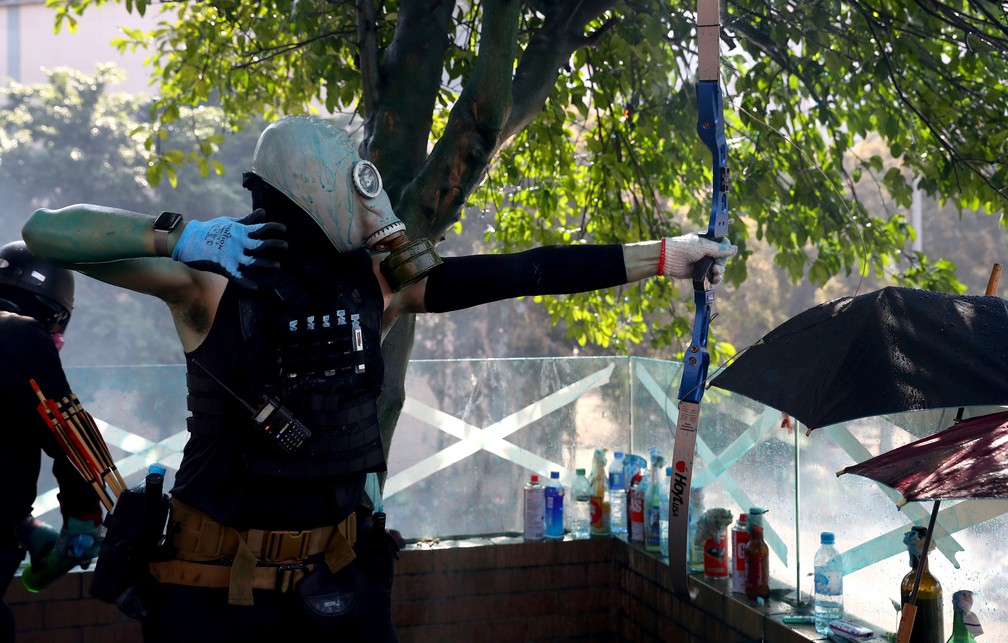 Manifestante usa arco e flecha em manifestação em Hong Kong — Foto: Reuters/Athit Perawongmetha