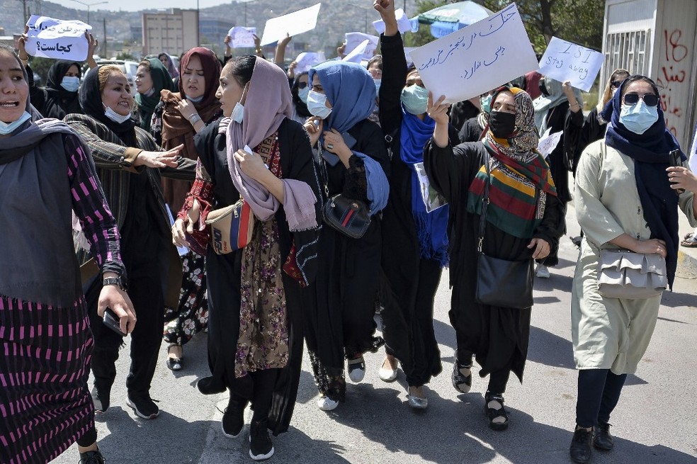 Em Cabul, mulheres protestam contra suposta interfer&ecirc;ncia do Paquist&atilde;o na  pol&iacute;tica afeg&atilde;; Talib&atilde; dispersa manifesta&ccedil;&atilde;o com tiros para o alto | Mundo  | G1