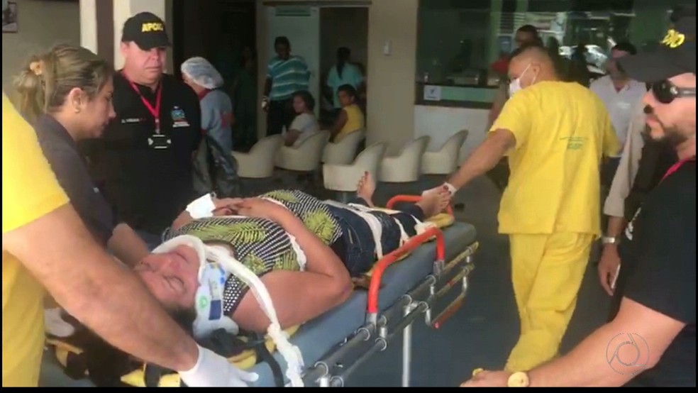 Mulher foi ferida por gaiolas de galinha que caíram de cima de caminhão em João Pessoa (Foto: Reprodução/TV Cabo Branco)