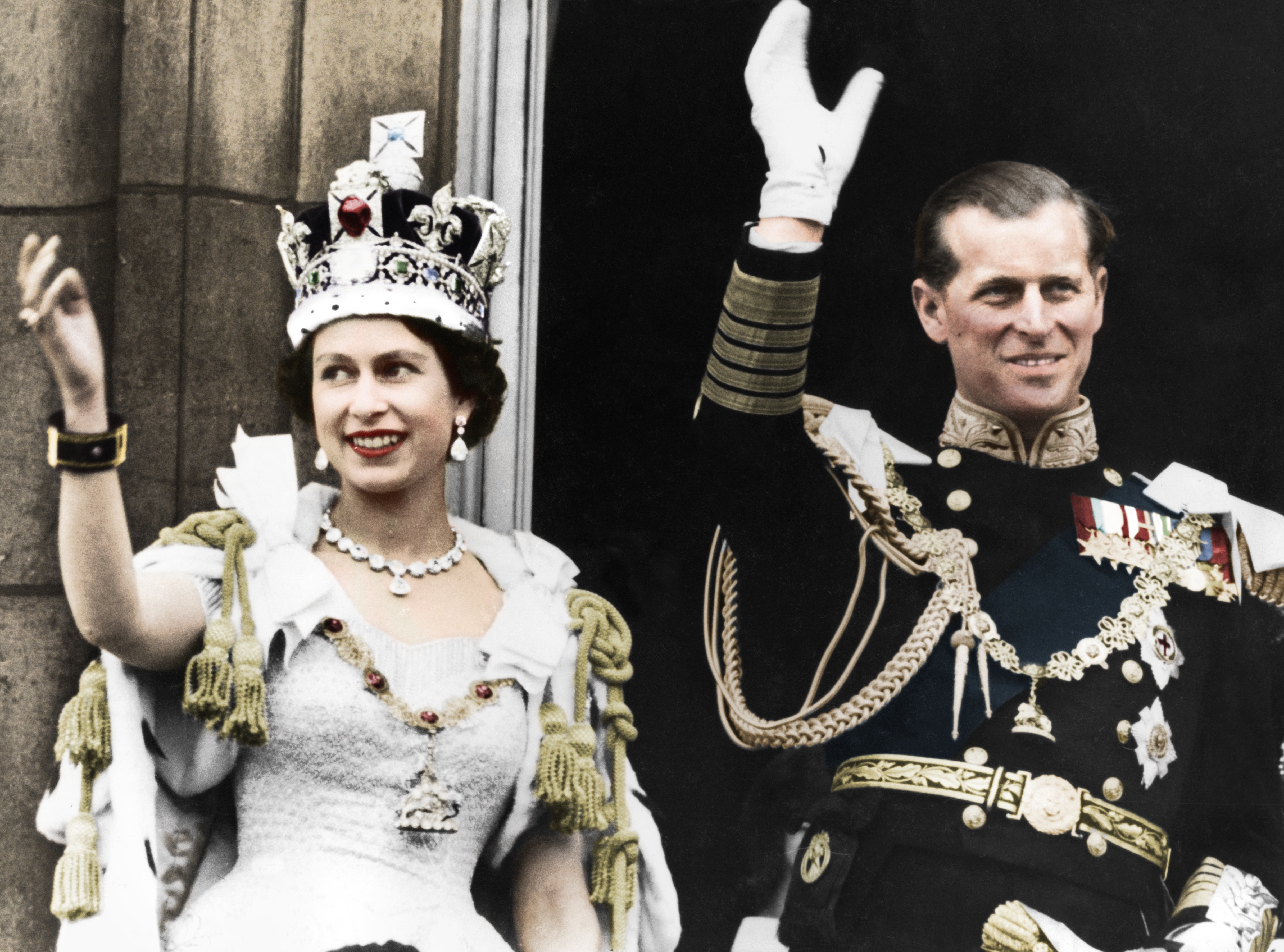 Queen Elizabeth II and the Duke of Edinburgh on the day of their coronation, Buckingham Palace, 1953. (Colorised black and white print). Artist Unknown. (Photo by The Print Collector/Getty Images) (Foto: Getty Images)