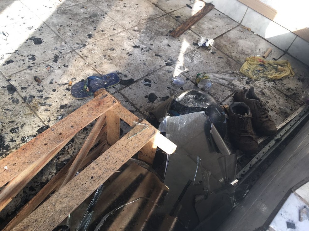 Incêndio atingiu parte que era utilizada como loja de conveniência (Foto: Valmir Custódio/G1)