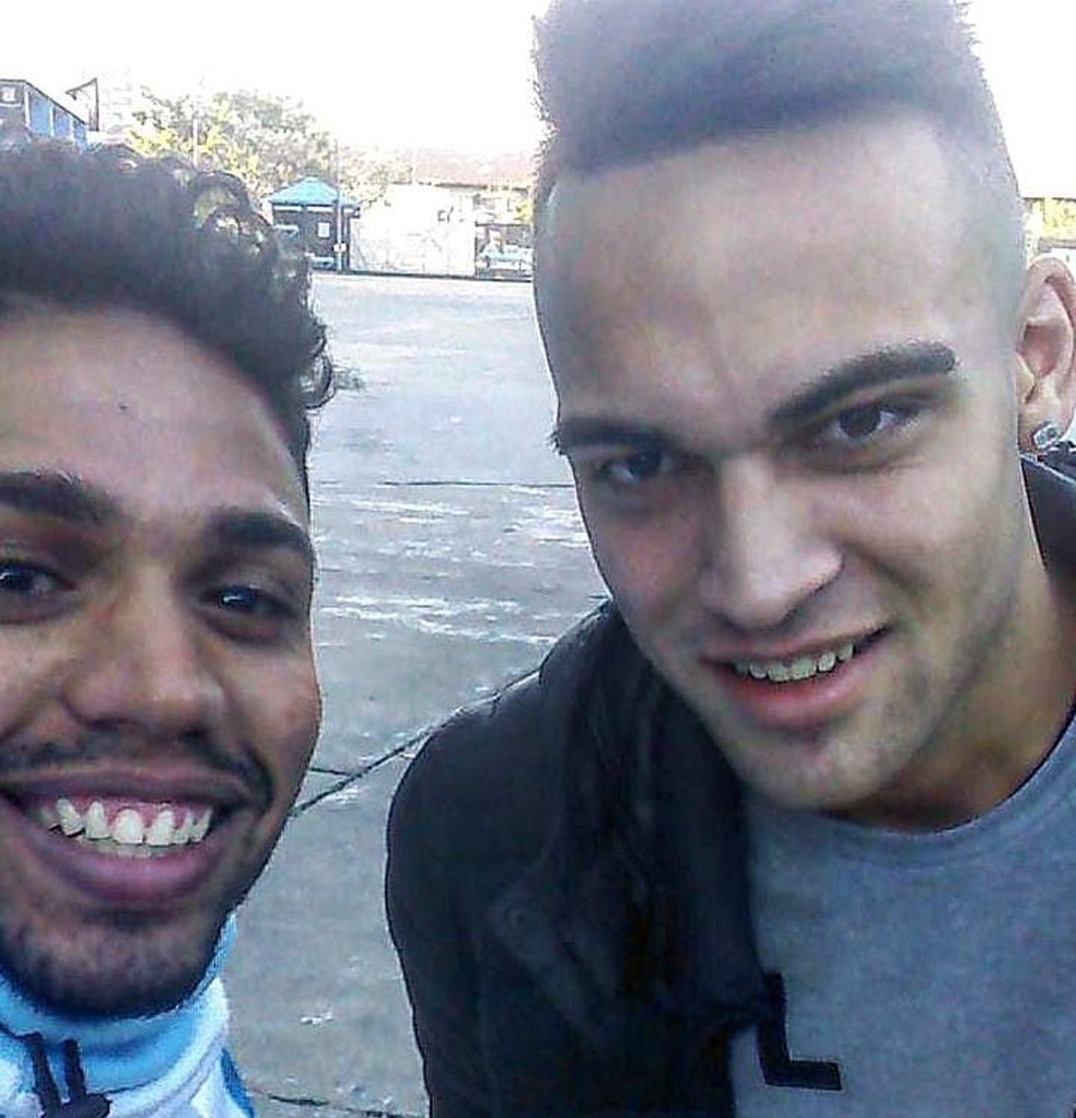 Adriano tem foto com o atacante da atual seleção argentina Lautaro Martínez — Foto: Reprodução/WhtasApp