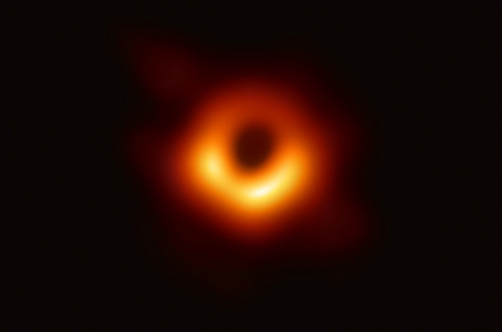 A foto do buraco negro localizado na galáxia M87 (Foto: Divulgação)