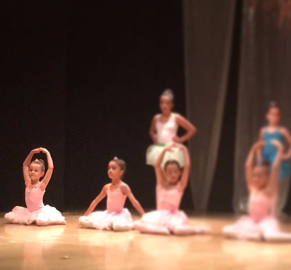 Luisa durante apresentação de ballet (Foto: Reprodução/Instagram)