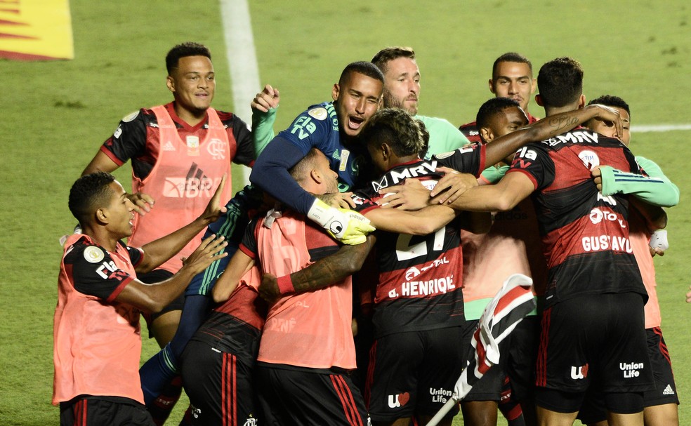 Jogadores do Flamengo comemoram gol de Bruno Henrique no Morumbi � Foto: Marcos Ribolli