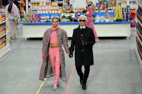 Karl e a modelo Cara Delevingne, em 2014 no desfile da Chanel   