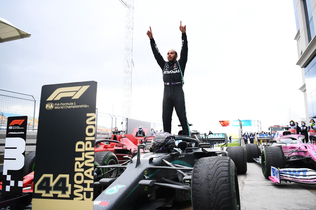 Lewis Hamilton comemora a vitória no GP da Turquia e o heptacampeonato mundial da Fórmula 1 com a Mercedes preta em 2023 — Foto: Clive Mason/Getty Images