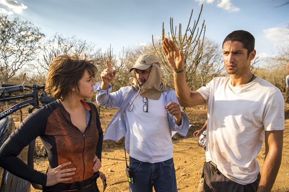 Alice Wegmann e Gabriel Leone com o diretor artístico José Luiz Villamarim (Foto: Estevam Avellar/Globo)