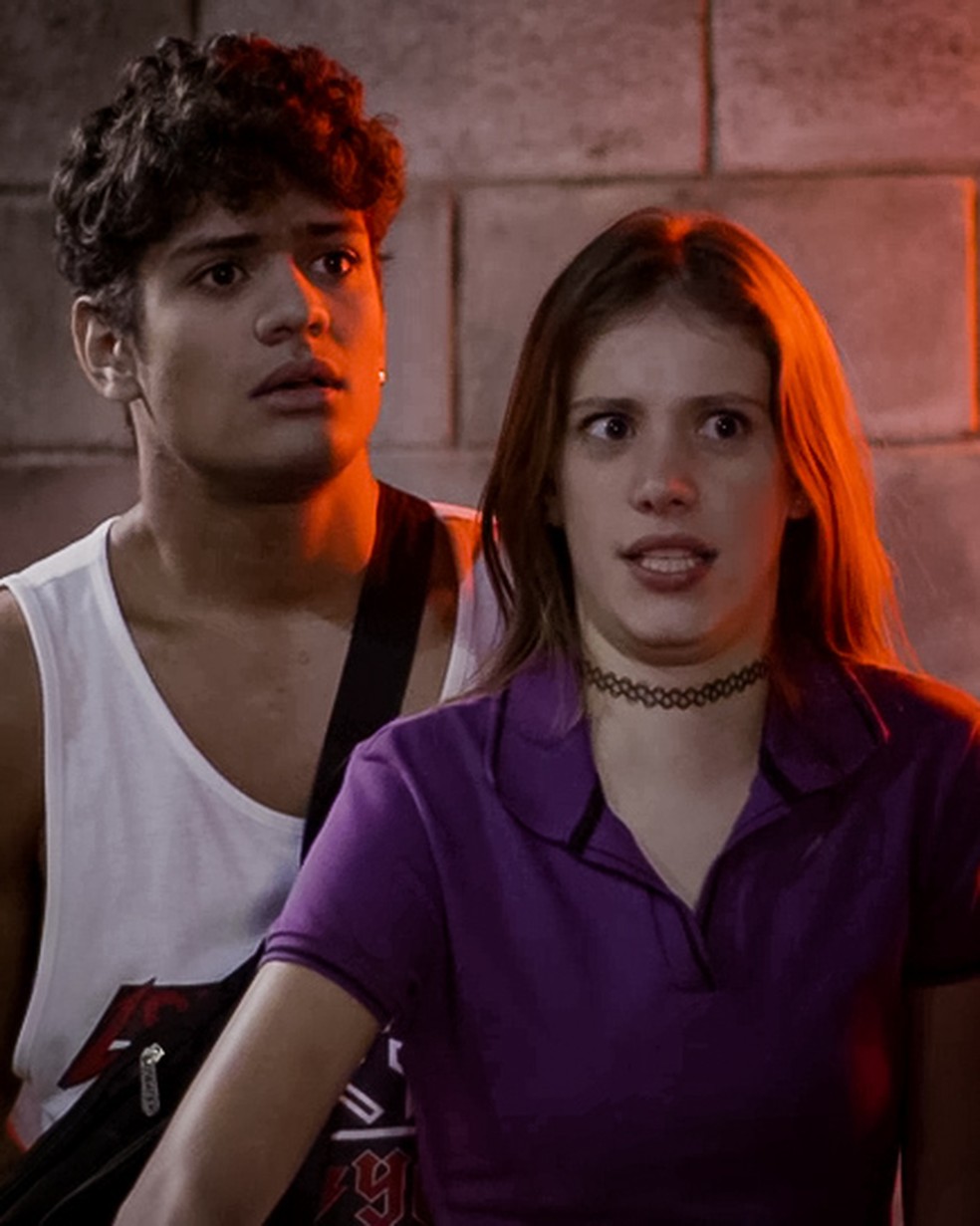 Anjinha (Caroliine Dallarosa) e Cleber (Gabriel Santana) encontram Marco Rodrigo (Julio Machado) na entrada do motel, em 'Malhação - Toda Forma de Amar' — Foto: Globo