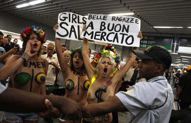 Integrantes do movimento feminista Femen protestam na manhã desta sexta-feira (8) no Aeroporto Internacional do Rio de Janeiro (Foto: Pilar Olivares/Reuters)