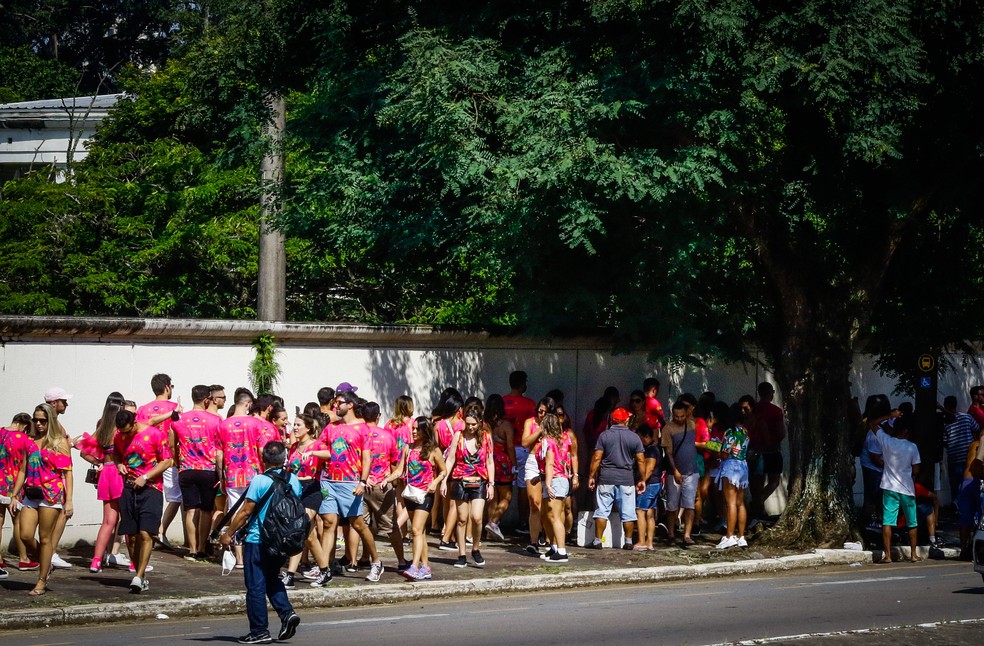 Fila de pessoas na entrada do Jockey Club de São Paulo para o evento 'Carnaval da Cidade 2022', com ingresso de R$ 390 a R$ 1.300. — Foto: MAURICIO/FOTOARENA/ESTADÃO CONTEÚDO
