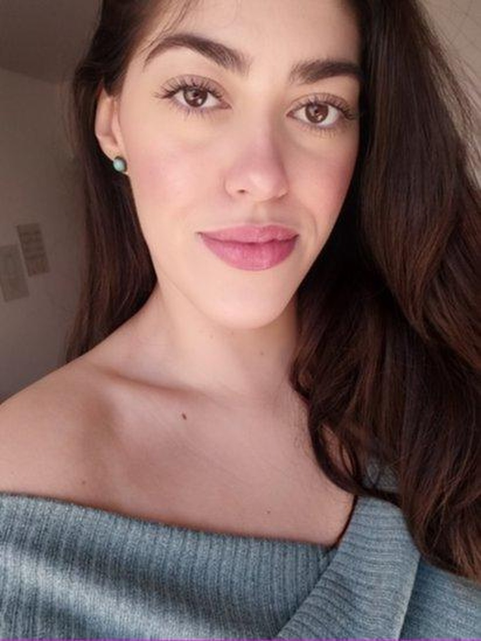 Fernanda fotografada antes de adoecer — ela conta que não imaginava que poderia ter um câncer — Foto: Arquivo Pessoal/Via BBC