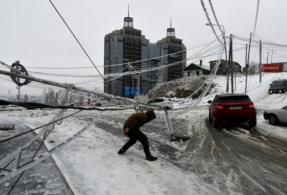 Tempestade destruiu fiações e causou transtornos em Vladivostok, leste da Rússia, na sexta-feira (20) — Foto: Yuri Maltsev/Reuters