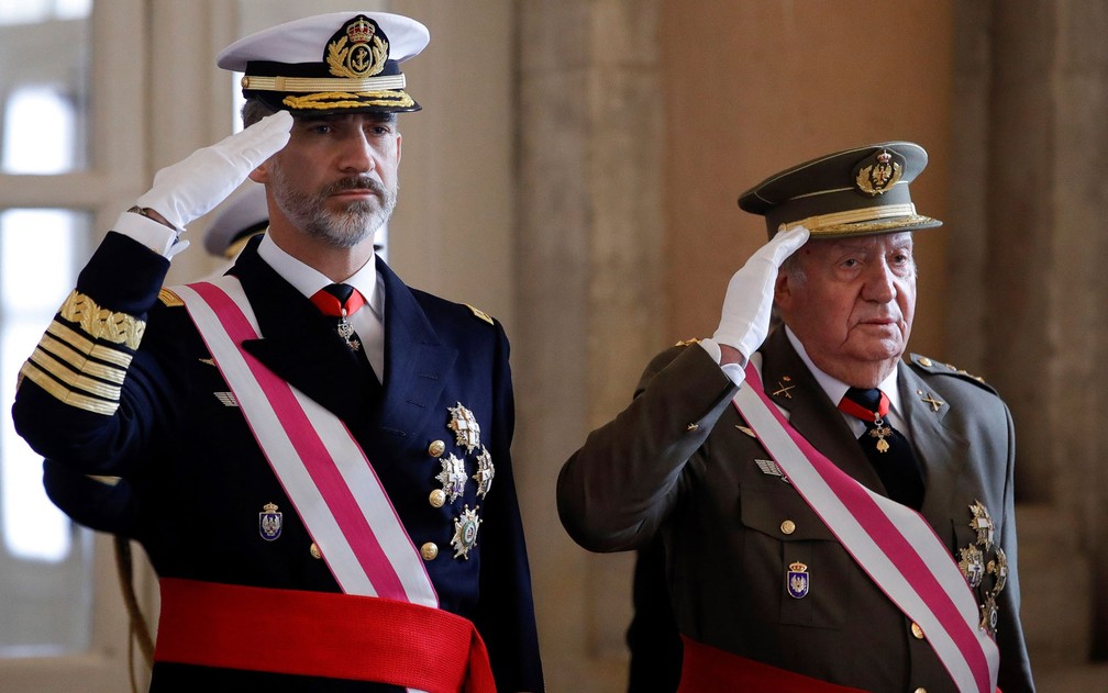 O rei da Espanha, Felipe VI (esquerda) e seu pai, o rei emérito Juan Carlos I, em foto de 6 de janeiro de 2018 — Foto: Juanjo Martín/Pool/AFP