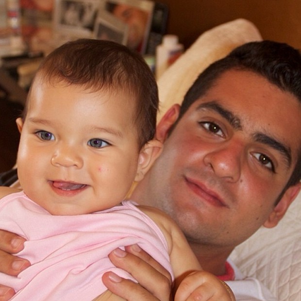 Vitor segura Maria, filha da ex-jogadora Virna (Foto: Reprodução / Instagram)