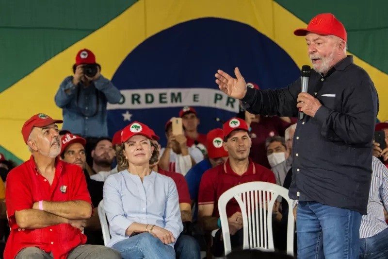 Ex-presidente Luiz Inácio Lula da Silva (PT) discursa em evento do MST em Londrina (PR); movimento tem conexões históricas com o Partido dos Trabalhadores (Foto: GETTY IMAGES via BBC)