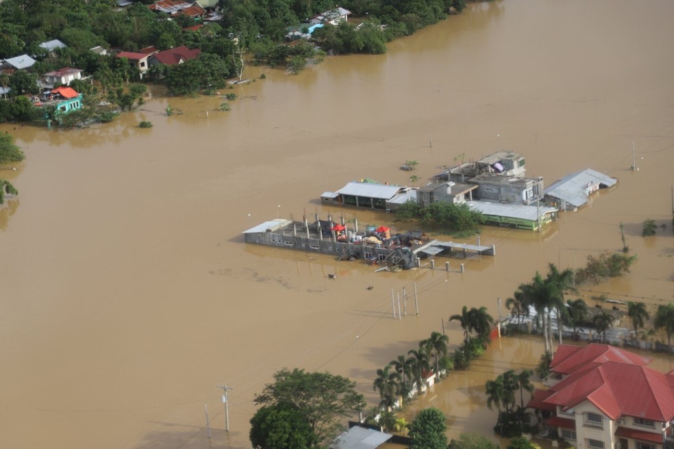 Área inundada após passagem do tufão Vamco, na região do Vale Cagayan, nas Filipinas — Foto: Philippine Coast Guard/Reuters 