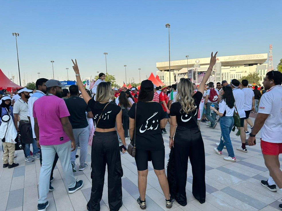 Mulheres do Irã caminham com camisa preta que tinha a mensagem, em persa: "Liberdade para vidas femininas". Elas chamaram atenção dos iranianos — Foto: Arquivo pessoal