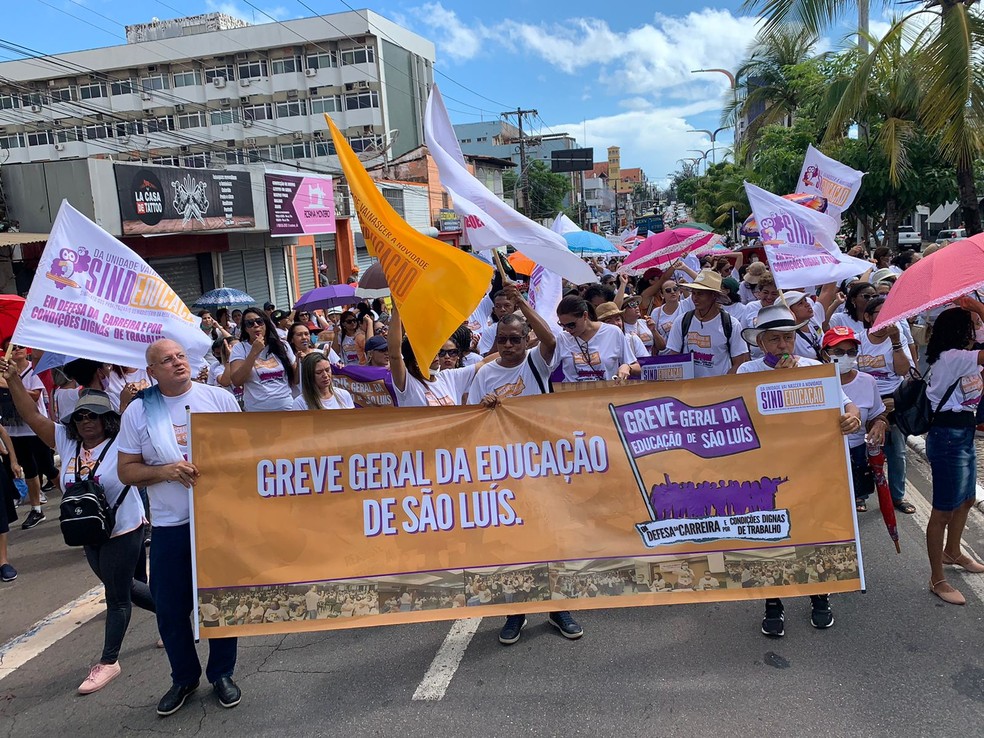 Professores da rede municipal de São Luís saem em passeata para exigir reajuste de 33,24%; greve da categoria chega a uma semana — Foto: Paulo Soares/Grupo Mirante
