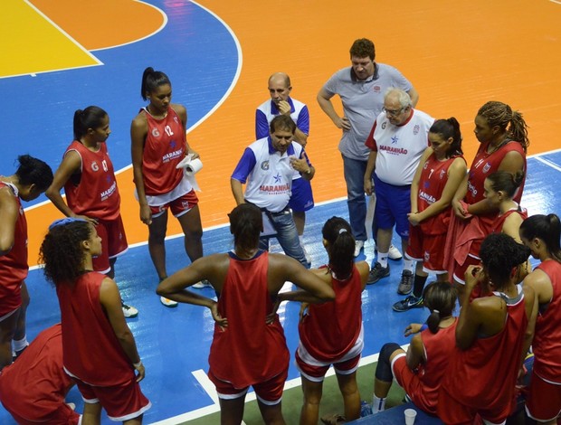 Betinho conversa com as atletas do Maranhão Basquete (Foto: Biaman Prado/Divulgação/MB)