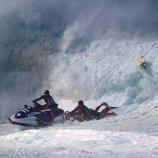 Arotz Aranburu é resgatado no mar em fúria em Pipeline, no Havaí (Foto: Reprodução/Instagram)
