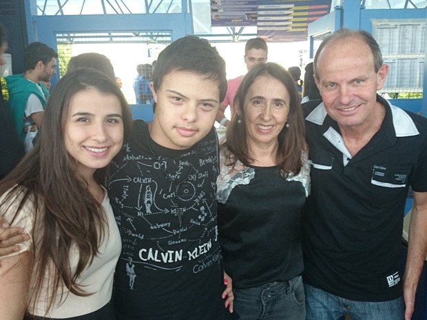 Irmã Natália, Renan, a mãe Sandra e o pai Sílvio: felizes com a vitória do estudante (Foto: Marcos Lavezo/G1)