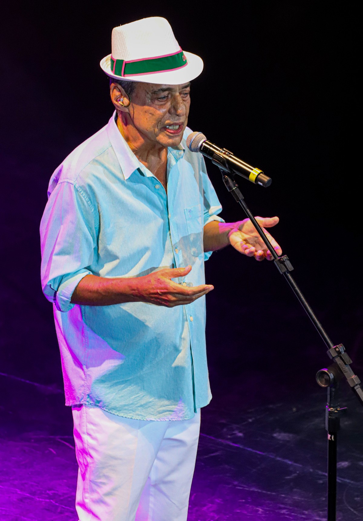 Bambas apressam bandeiras para a Mangueira em display tão grande que nem cabe explicação… |  Weblog do Mauro Ferreira