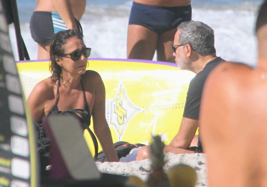 Andrea Beltrão curte praia com o marido, Maurício Farias em Copacabana