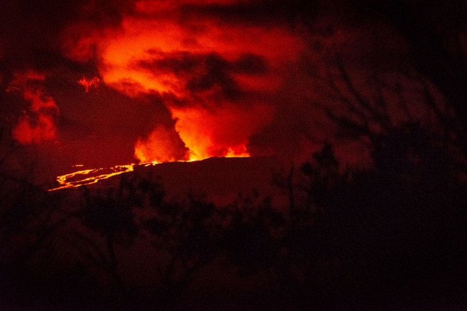 Mauna Loa entra em erupção pela primeira vez após quase 40 anos no Havaí