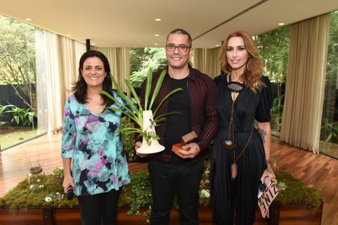 O estilista Rnaldo Silvestre recebeu o prêmio pelo trabalho com a equidade de gênero das mãos de Giuliana Ortega, do Instituto C&A  