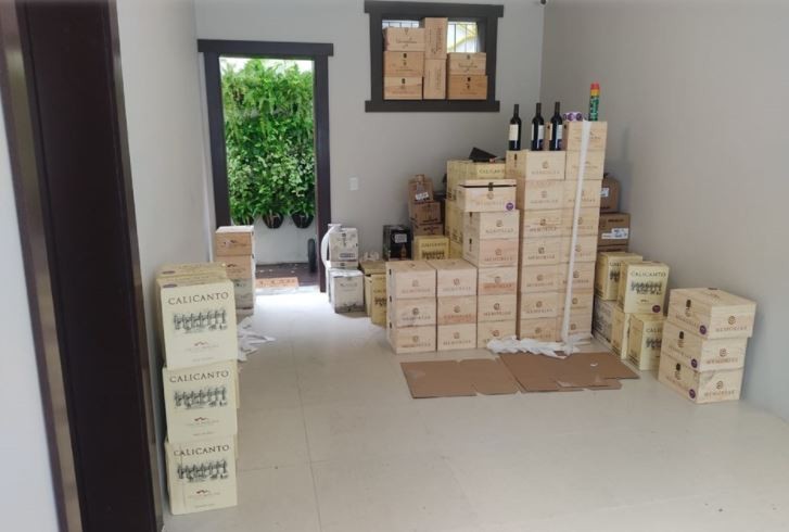 Mais de mil garrafas de vinhos sem nota fiscal são apreendidas em Vila Velha, ES