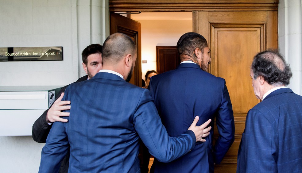Guerrero em uma das muitas idas &agrave; Su&iacute;&ccedil;a para tentar provar inoc&ecirc;ncia (Foto: Efe)